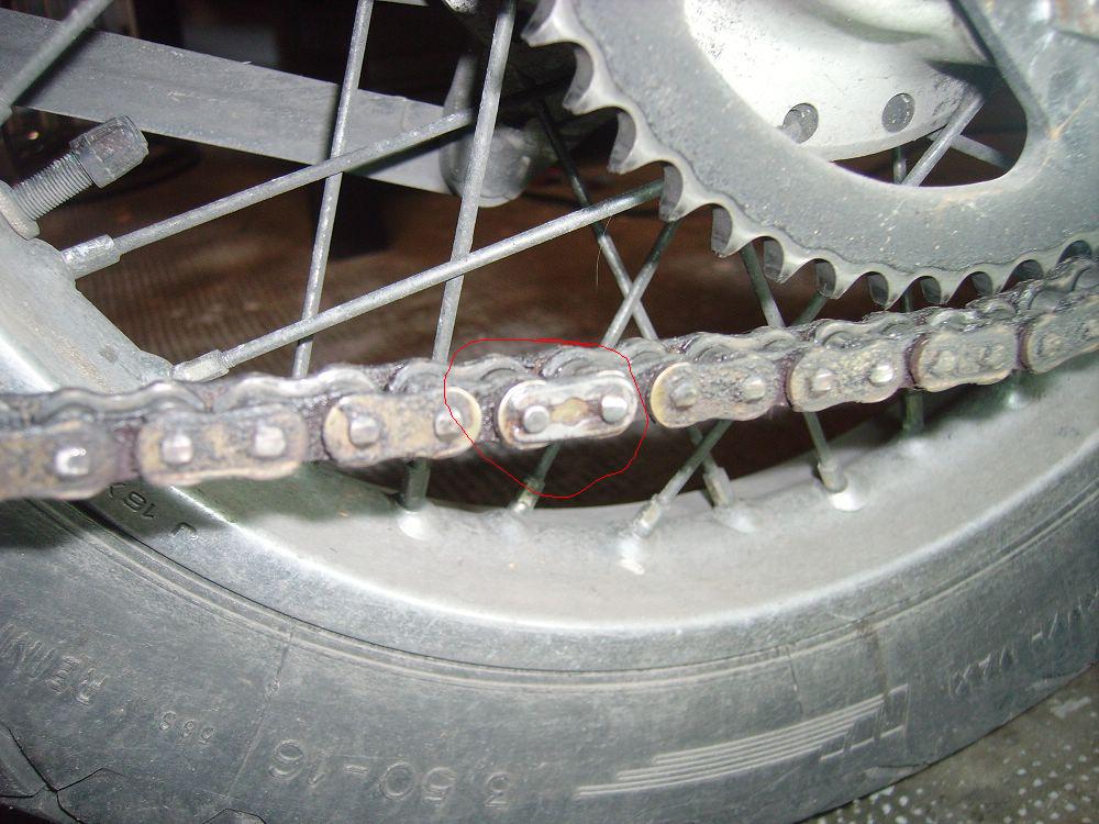 Attache rapide ou maillon simple pour chaîne motos de collection.